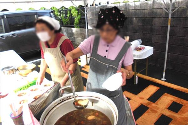料理を盛り付ける場面