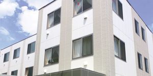 白壁の三階建て外観