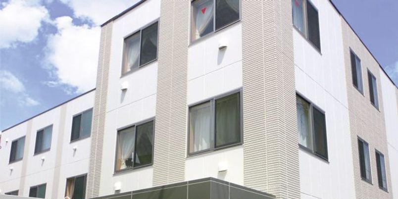 白壁の三階建て外観