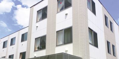 白壁の三階建て外観
