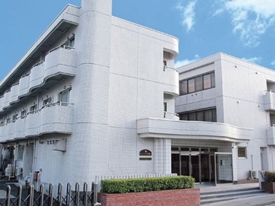 明るい日差しの外観