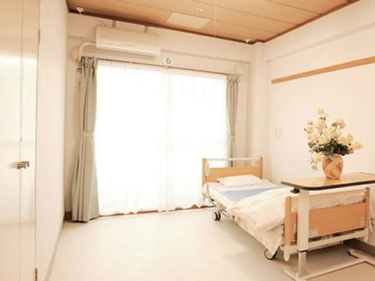 窓明るい居室の一角