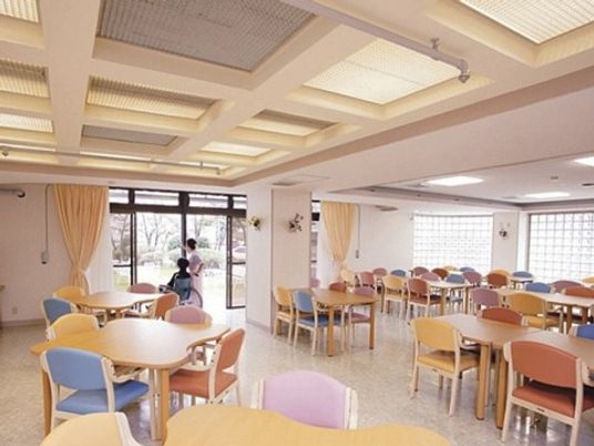明るい広々とした食堂