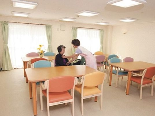 暖かい雰囲気の食堂