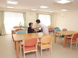 明るい食堂のケアシーン