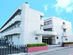 明るい外観の建物