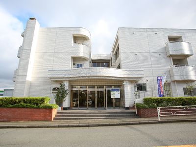 施設の外観の日中景色