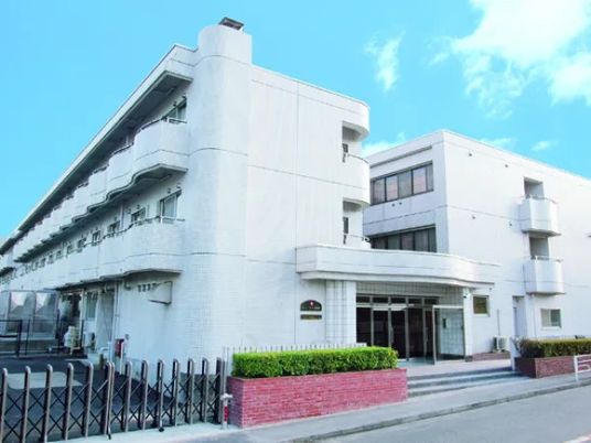 白い建物の外観  