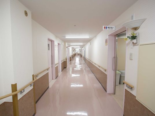 明るく清潔な廊下