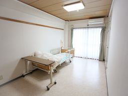 ベッドと机のある居室