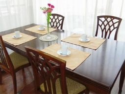 清潔なダイニングテーブル