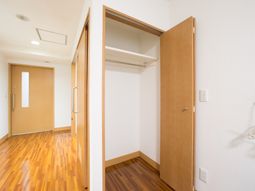 木目調の洋室クローゼット