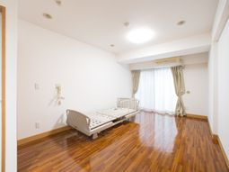 清潔なベッドのある居室