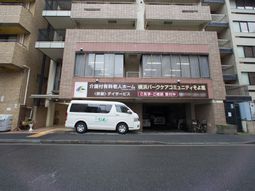 外観と駐車場の施設エントランス