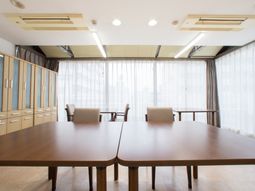 共有スペースの明るい食堂