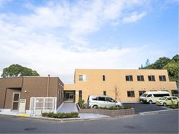 明るい建物の外観