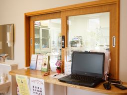 明るい受付とパソコン