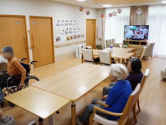 共有スペースでくつろぐ人々