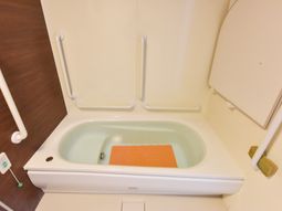 安全な手すり付き風呂
