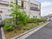 緑に囲まれた建物外観