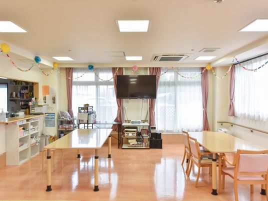 飾り付けの施された共有スペース
