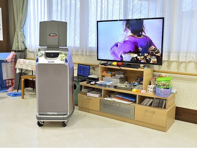 テレビとカラオケ装置 リビング 大きなテレビとカラオケ装置が備えられており、入居者同士の交流を楽しめるリビングです。