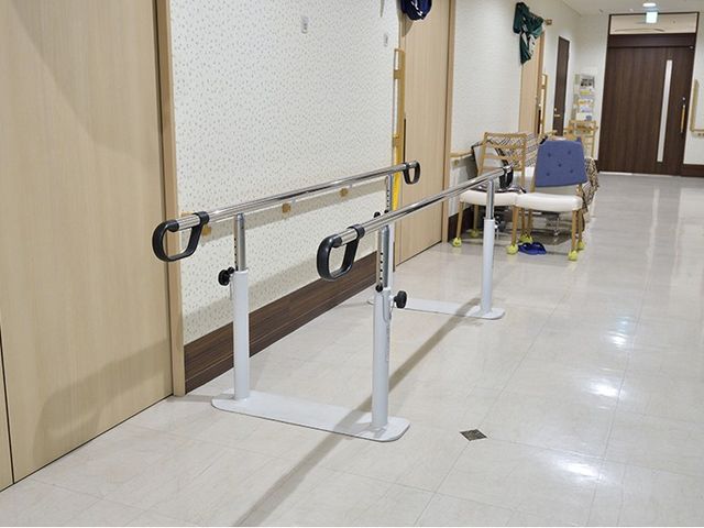 手すりのある廊下 廊下 手すりが設置された安全な廊下です。介護業務に適した移動が助かります。