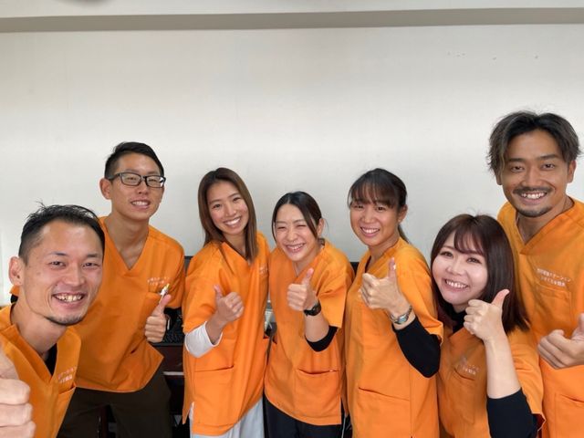 スタッフの明るい笑顔 明るく元気なスタッフが協力している様子です。一緒に働くことで、温かい雰囲気の中、チームワークを育むことができます。