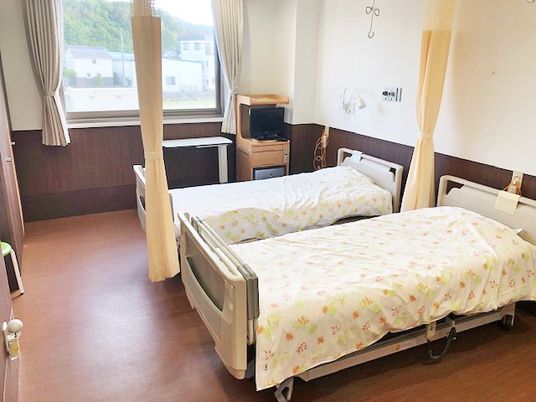 明るい二人部屋の居室  
