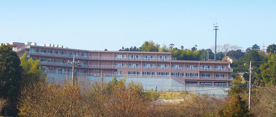 山の中の施設外観