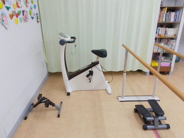 運動機器と書籍の部屋 機能訓練室 運動機器が充実した明るい空間です。健康維持のためのトレーニングが行いやすくなっています。