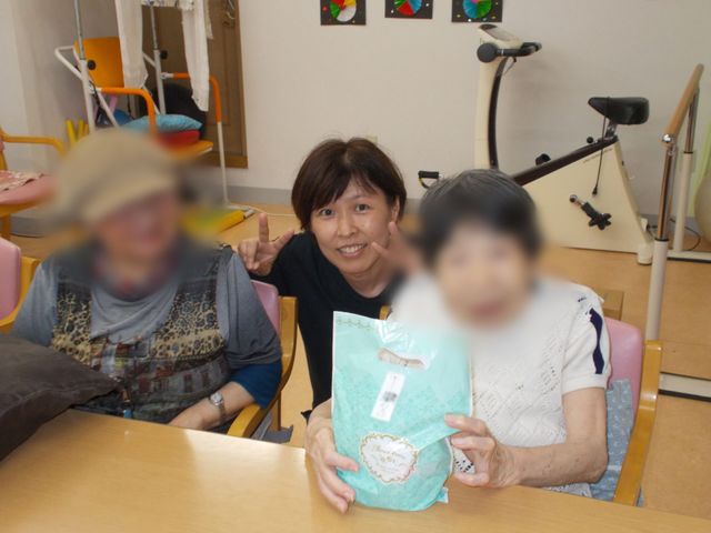 笑顔で集う空間 多目的室 笑顔が溢れる交流の場では、温かい雰囲気の中でリラックスした時間を過ごせます。楽しい会話が広げられています。