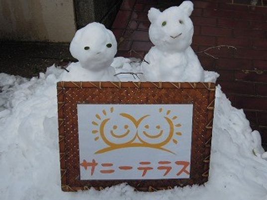 雪だるまがある庭先  