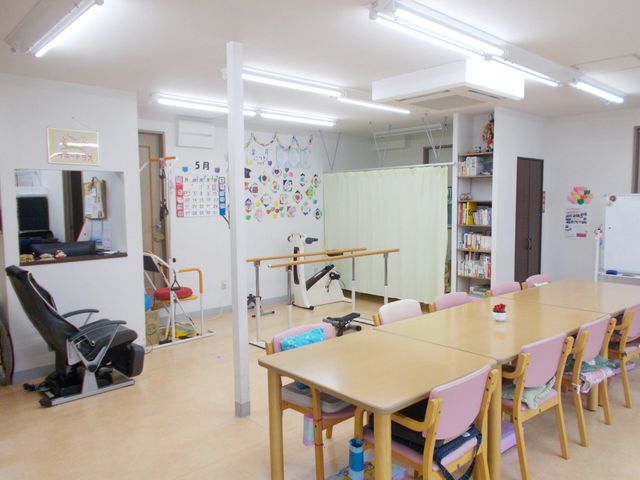 明るい機能訓練室 機能訓練室 広々とした明るい機能訓練室です。リハビリ用の器具が揃い、快適な環境でトレーニングができます。