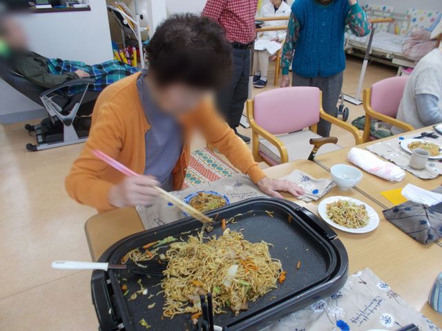楽しげな食事風景の共有スペース リビング 利用者様が楽しみながら食事をされています。和やかな雰囲気の中で笑顔が広がる場所です。