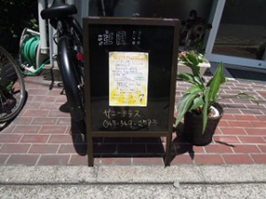 案内看板のある玄関先  
