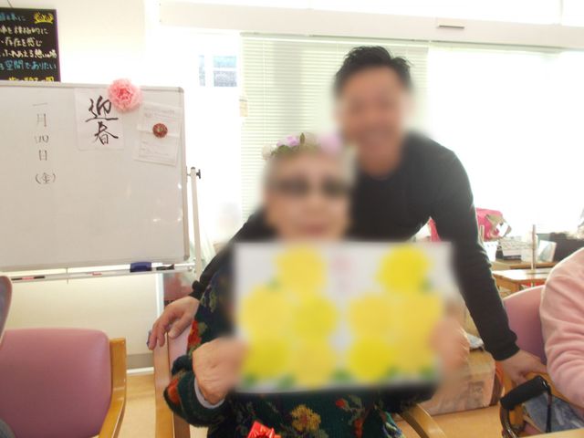 和やかな雰囲気の居室 居室 リラックスした空間で利用者が他の人と和やかに過ごしています。快適な雰囲気の中で交流が図れます。