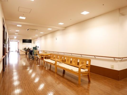 廊下に並ぶ椅子と手すり