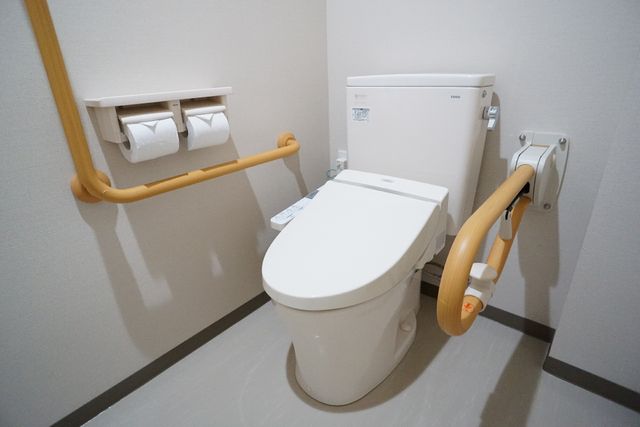 バリアフリー対応のトイレ トイレ 安全に配慮された手すり付きの清潔なトイレです。使いやすさを考慮したデザインで、快適な日々をサポートします。