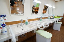 複数の洗面台と鏡