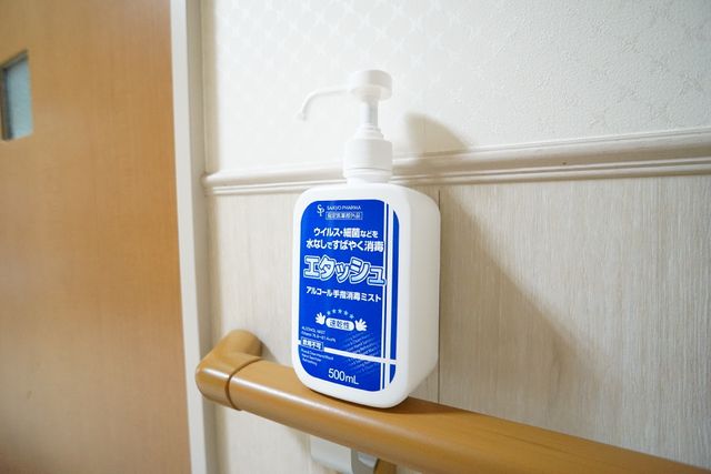 廊下に設置された手指消毒剤 消毒液 清潔を保つための手指消毒剤が設置されており、衛生的な環境が整っています。利用者様も安心して暮らせる配慮がされています。