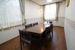 明るい食堂のテーブルセット