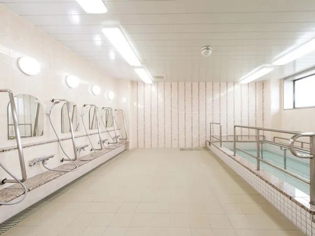 明るい浴室 浴室   明るく清潔感のある空間で、手すりが備えられています。入浴を支える設備が整っており、働く環境としても確認しやすいです。
