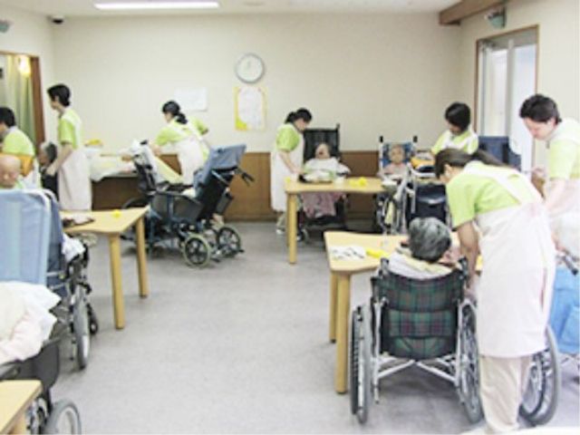 多目的室での活動風景 日常 広々とした多目的室で、利用者さまがそれぞれの時間を楽しんでいます。明るく穏やかな雰囲気の中で、スタッフがきめ細やかにサポートしています。