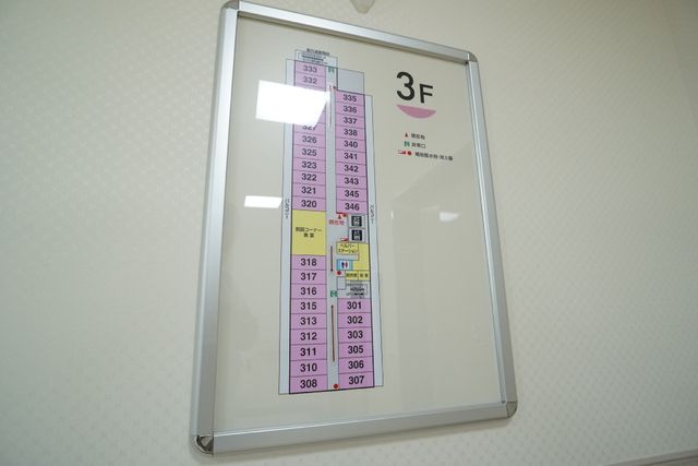 フロア案内図掲示 案内図 3階の部屋配置を示す案内板です。明瞭な表示で迷わずに目的の場所へとご案内できます。