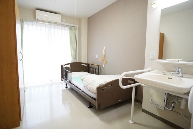 居室の充実設備 居室 落ち着いた色調の居室には、必要な設備が整っており、居心地のよい空間が広がっています。訪れた方々の快適な生活を支援します。