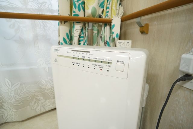 洗濯機とカーテンの詳細 空気清浄機 衛生的な環境を保つための洗濯設備が整っており、清潔な毎日をサポートします。利便性を考慮した設計で、快適にご利用いただける環境がここにあります。
