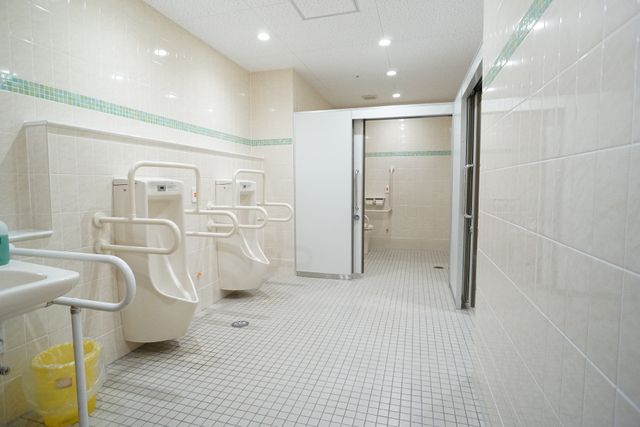 手すり付きの清潔なトイレ トイレ 手すりが設置された安心感のあるトイレ空間です。清潔で明るい環境が保たれ、快適にご利用いただけます。