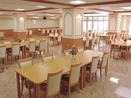 暖かみのある明るい食堂