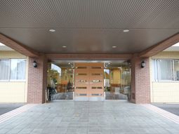 明るいエントランスの外観